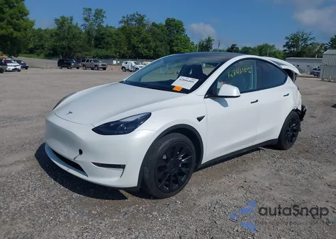 2023 Tesla Model Y Awd/Long Range Dual Motor All-Wheel Drive z USA, uszkodzony, nr VIN 7SAYGAEE5PF971132